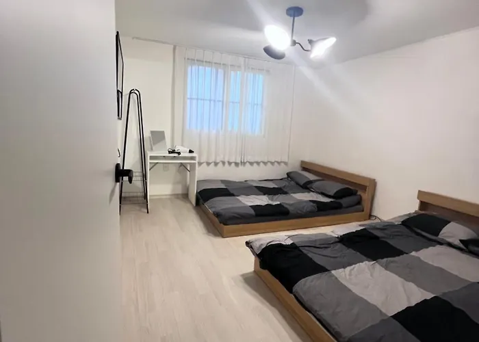 2, Near Hongdae, 1st Floor,3beds, 2rooms 首爾